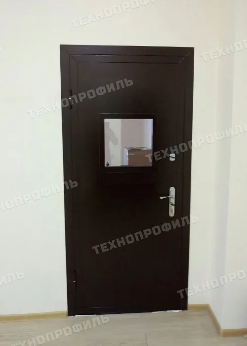 Дверь в кассу коричневая, установлена на объекте
