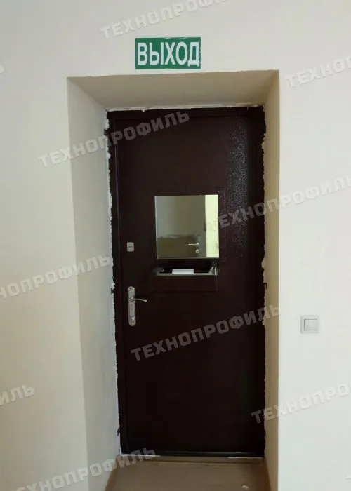 Дверь в кассу в проёме, вид из помещения